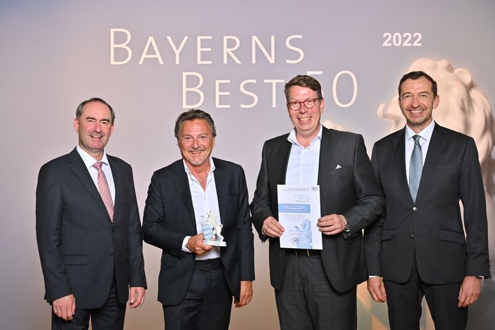 Bayerns Wirtschaftsminister Hubert Aiwanger (links) übergibt die Auszeichnung "Bayerns Best 50" an SPECK Pumpen Verkaufsgesellschaft GmbH.