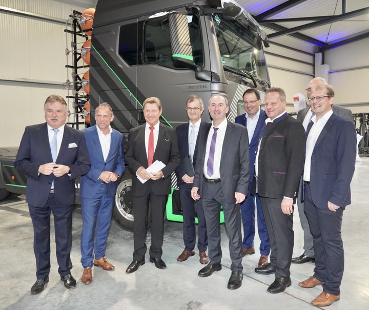 Staatsminister Aiwanger mit Vertretern der Wirtschaft, der Politik und des Landkreises vor einem Wasserstoff-Lkw anlässlich der zweiten Wasserstoff-Roadshow im Landkreis Kulmbach. Foto: ©StMWi/A. Ufert