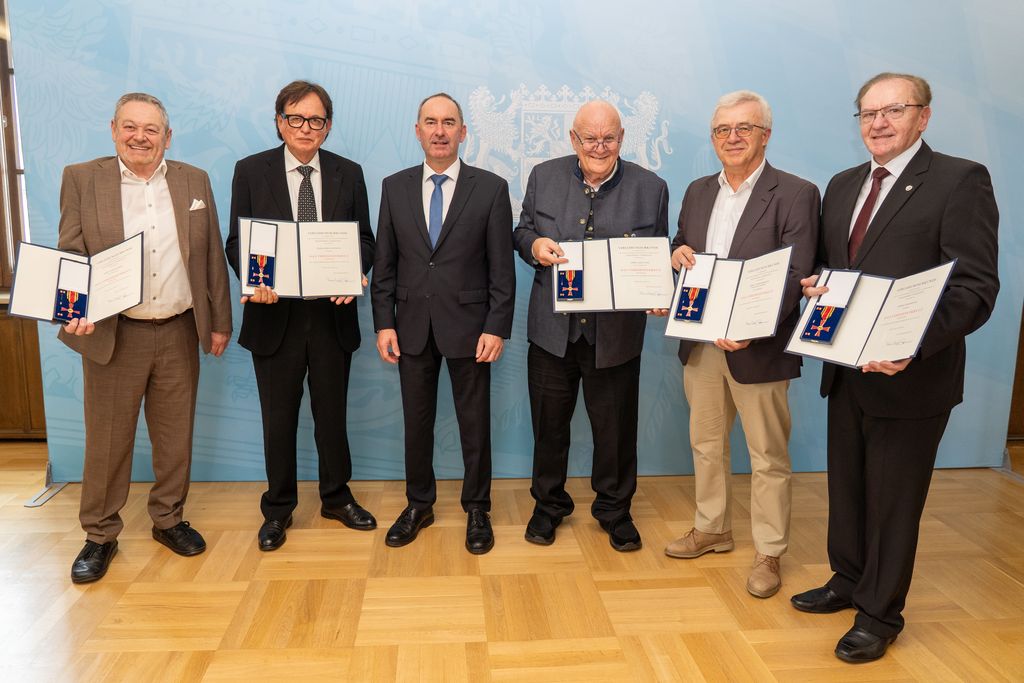 Wirtschaftsminister Hubert Aiwanger bei der Verleihung der Bundesverdienstorden. (v.l.n.r.) Johann Riebl, Rudolf Reisbeck, Wirtschaftsminister Hubert Aiwanger, Adolf Pohl, Wolfgang Eckardt, Josef Meyer.
Foto: StMWi.