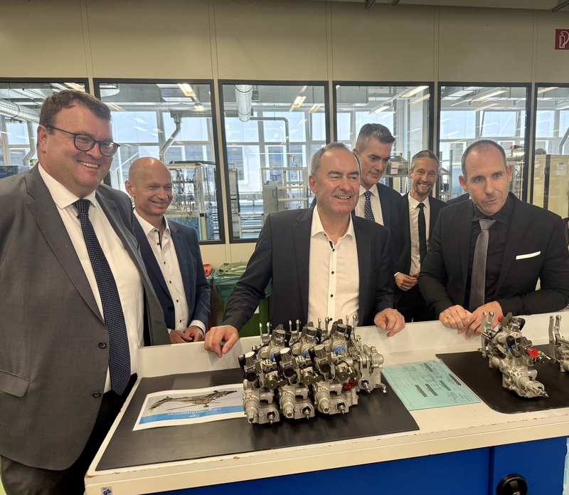 Bayerns Wirtschaftsminister Hubert Aiwanger beim Rundgang durch das Unternehmen Liebherr-Aerospace. Foto: StMWi