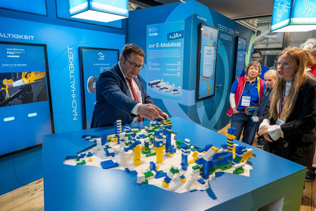 Impressionen des Besuchs von Bayerns Wirtschaftsstaatssekretär Tobias Gotthardt am OpenSpace-Stand des Bayerischen Wirtschaftsministeriums.