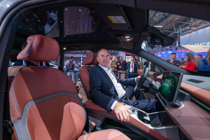 Impressionen des IAA Rundgangs mit Bayerns Wirtschaftsminister Hubert Aiwanger.