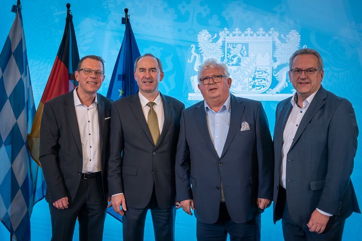 Bayerns Wirtschaftsminister Hubert Aiwanger verleiht die Staatsmedaille für besondere Verdienste um die bayerische Wirtschaft.