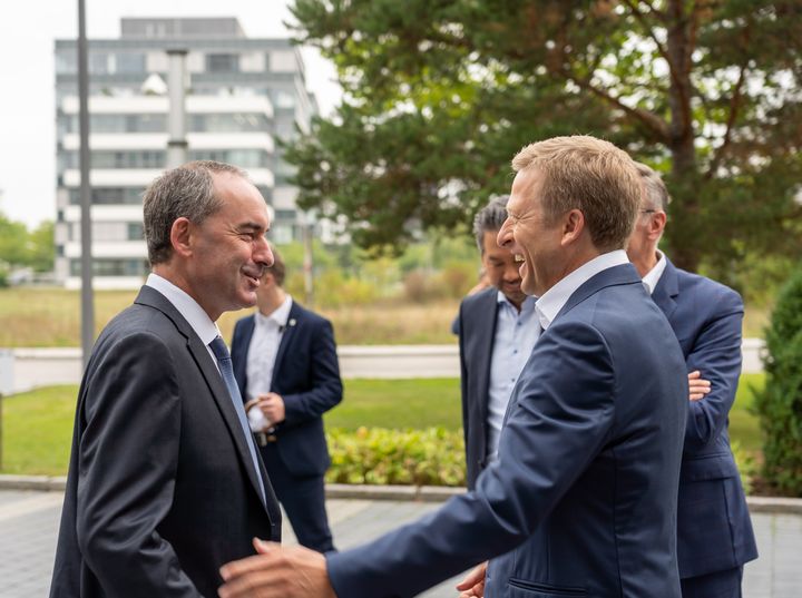 Wirtschaftsminister Hubert Aiwanger (links) und Vorstandsvorsitzender der BMW AG Oliver Zipse (rechts)
