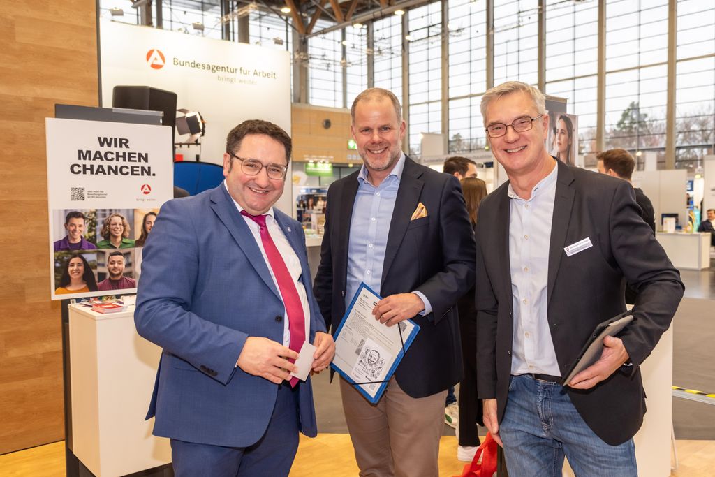 Bayerns Wirtschaftsstaatssekretär Tobias Gotthardt besucht die Berufsbildungsmesse in Nürnberg.