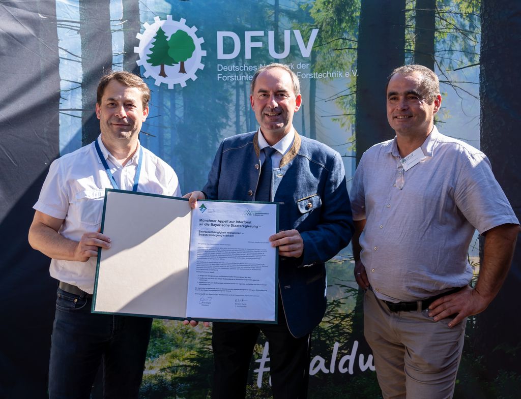 Auf der Weltleitmesse interforst überreichten die beiden Präsidenten Josef Ziegler (Bayr. Waldbesitzerverband) und Norbert Harrer (Berufsverband der Forstunternehmer DFUV) Staatsminister Aiwanger im Juli 2022 den "Münchner Apell" (Foto: StMWi / E. Neureuther)