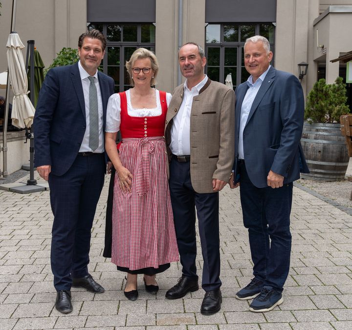 Wirtschaftsminister Hubert Aiwanger mit Angela Inselkammer und Thomas Geppert (beide DEHOGA Bayern) und Christian Schottenhamel (rechts). Bild: StMWi/E. Neureuther