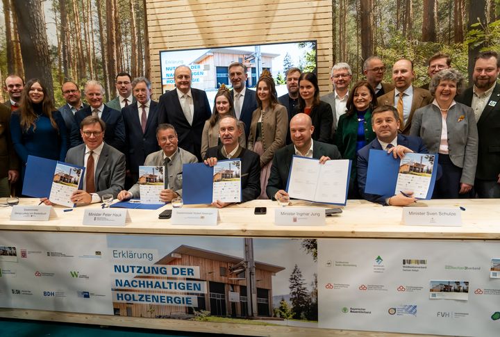 Fünf Landesminister unterzeichneten die Erklärung „Nutzung nachhaltige Holzenergie“. Die Initiative kam von Bayerns Staatsminister Hubert Aiwanger (Mitte). Foto: Elke Neureuther/StMWi