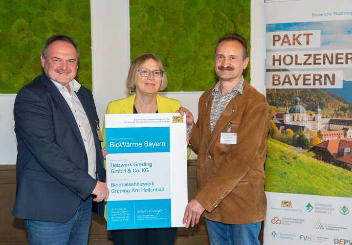 Amtschefin Dr. Sabine Jarothe überreicht eine Förderurkunde an Vertreter des Heizwerks Greding GmbH &amp; Co. KG. Foto: StMWi/Bastian Brummer