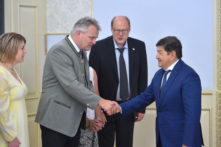 Wirtschaftsstaatssekretär Roland Weigert trifft den kirgisischen Regierungschef Akylbek Japarov. Foto: T. Assenbrunner/StMWi