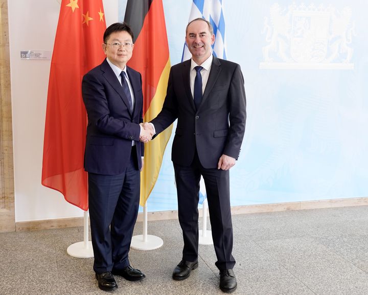 Wirtschaftsminister Hubert Aiwanger und der chinesische Vize-Handelsminister Ji Ling beim Treffen in München. Foto: StMWi