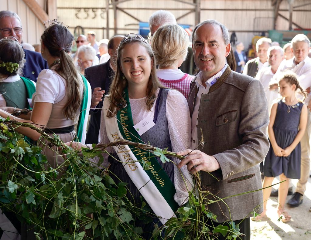 Wirtschaftsminister Hubert Aiwanger beim Einhängen der Hopfenreben. Foto: StMWi