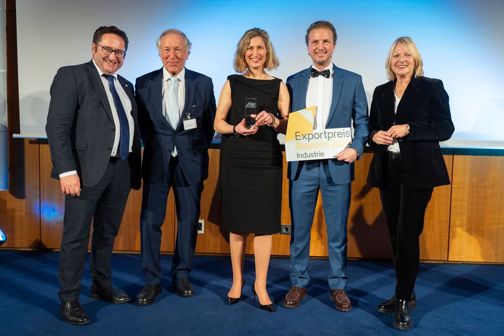 Der Exportpreis Bayern geht in der Kategorie Industrie an die KORODUR International GmbH aus Amberg. Das Foto zeigt (von links nach rechts): Staatssekretär Tobias Gotthardt, Johannes Hintermann, Laudatorin Elisabeth Hintermann, Geschäftsführerin der Mühldorfer GmbH &amp; Co. KG sowie die Preisträger Nikola Heckmann und Michael Heckmann, Geschäftsführer der KORODUR International GmbH. Foto: StMWi/Bastian Brummer