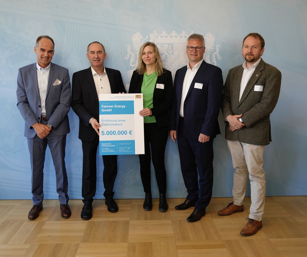 Wirtschaftsminister Hubert Aiwanger übergibt die Förderurkunde an Fahrner Energy GmbH. Foto: StMWi.