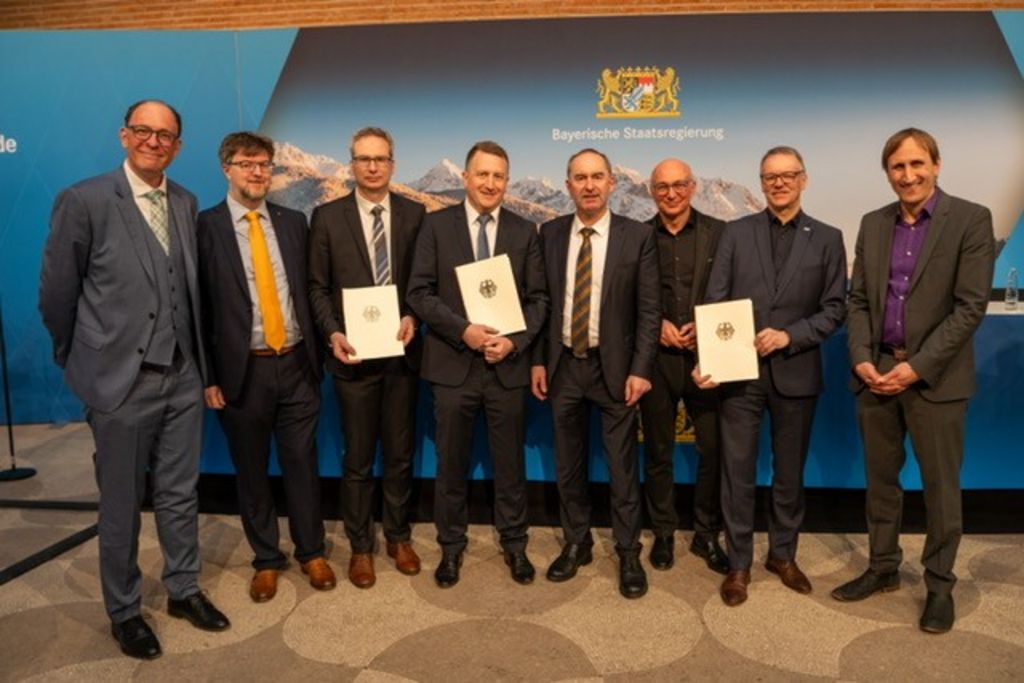 Bayerns Wirtschaftsminister Hubert Aiwanger gratuliert Vertretern der Technischen Hochschule Ingolstadt (THI), der Ostbayerischen Technischen Hochschule Regensburg (OTH) und der Hochschule für angewandte Wissenschaften Landshut (HAW) zu den Förderbescheiden des Bundes. Foto: Aneta Ufert/StMWi