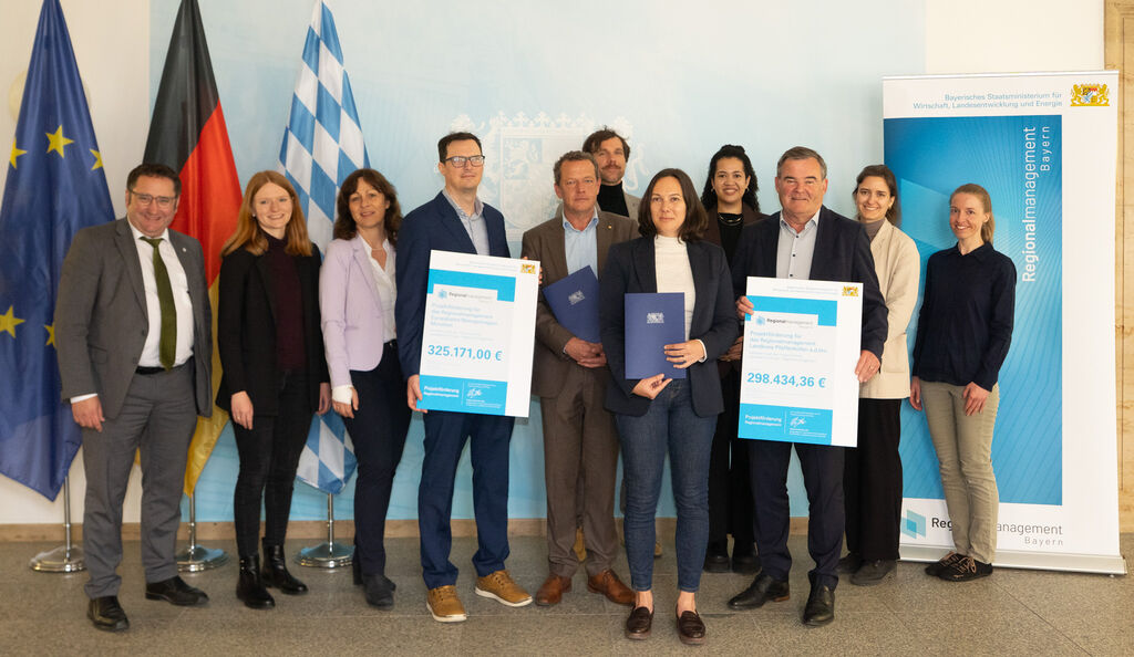 Rund 300.000 Euro Förderung gehen in den kommenden drei Jahren an zwei wichtige Regionalinitiativen in Bayern: die Europäische Metropolregion München und den Landkreis Pfaffenhofen an der Ilm. Bayerns Wirtschaftsstaatssekretär Tobias Gotthardt hat den Vertretern der Initiativen heute die Förderurkunden überreicht. Foto: StMWi/Bastian Brummer