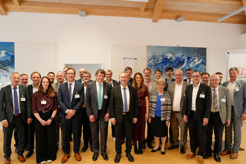 Bayerns Wirtschaftsminister Hubert Aiwanger bei der Abschlusspräsentation des Forschungsprojekts „KISSMe3D".
Foto: StMWi/K. Huber