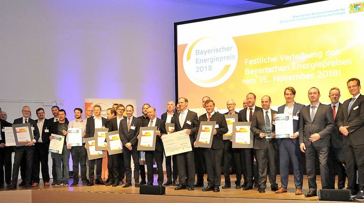 Gruppenfoto der Energiepreisträger 2018 und die Gewinner und Partner des "Energie Start-up Bayern 2018" mit Minister Hubert Aiwanger, MDirig. Rudolf Escheu und Dr. Rainer Seßner, Geschäftsfürher der Bayern Innovativ GmbH (Foto: S. Wawarta)