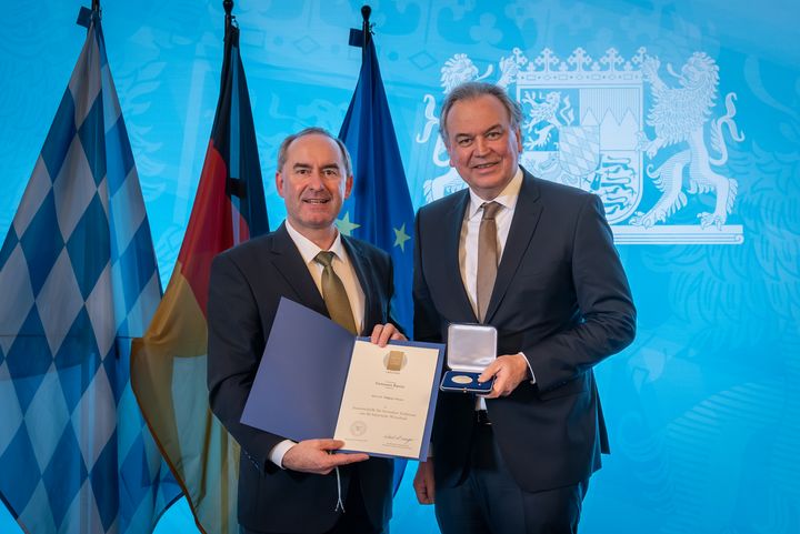 Bayerns Wirtschaftsminister Hubert Aiwanger verleiht die Staatsmedaille für besondere Verdienste um die bayerische Wirtschaft.