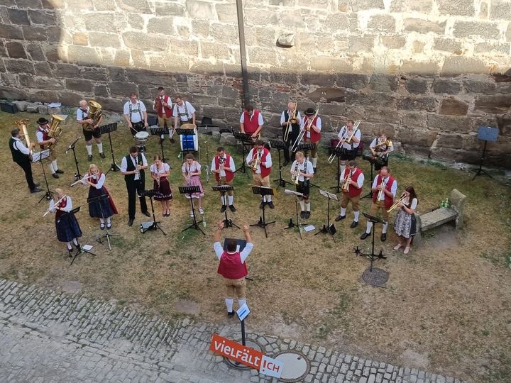 Uraufführung durch VertreterInnen aller Musikkapellen der eigens für die Gemeinde Wilhelmsthal komponierten Musik zum Imagefilm. © Regionalmanagement Landkreis Kronach