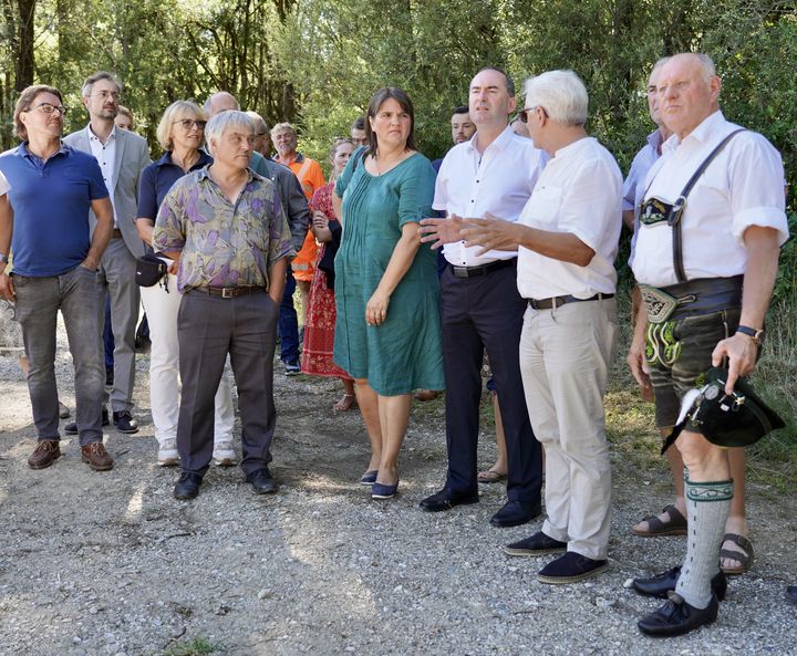 Wirtschaftsminister Hubert Aiwanger im Gespräch mit den Vertretern der Gemeinde Eggstätt. Foto: StMWi