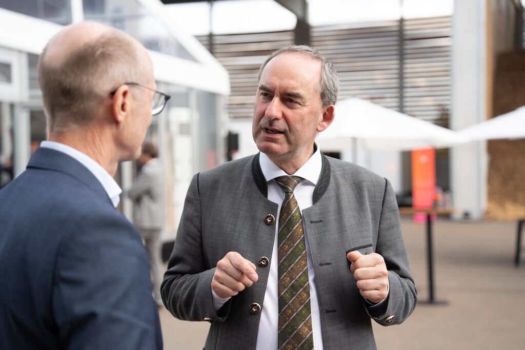 Bayerns Wirtschaftsminister Hubert Aiwanger betont im Gespräch mit Dr. Egon Westphal, Vorstandsvorsitzender der Bayernwerk AG, die Bedeutung der Holzenergie. Foto: B.Brummer/StMWi.