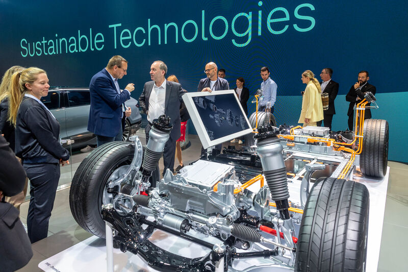 Bayerns Wirtschaftsminister Hubert Aiwanger besucht die IAA MOBILITY 2023.