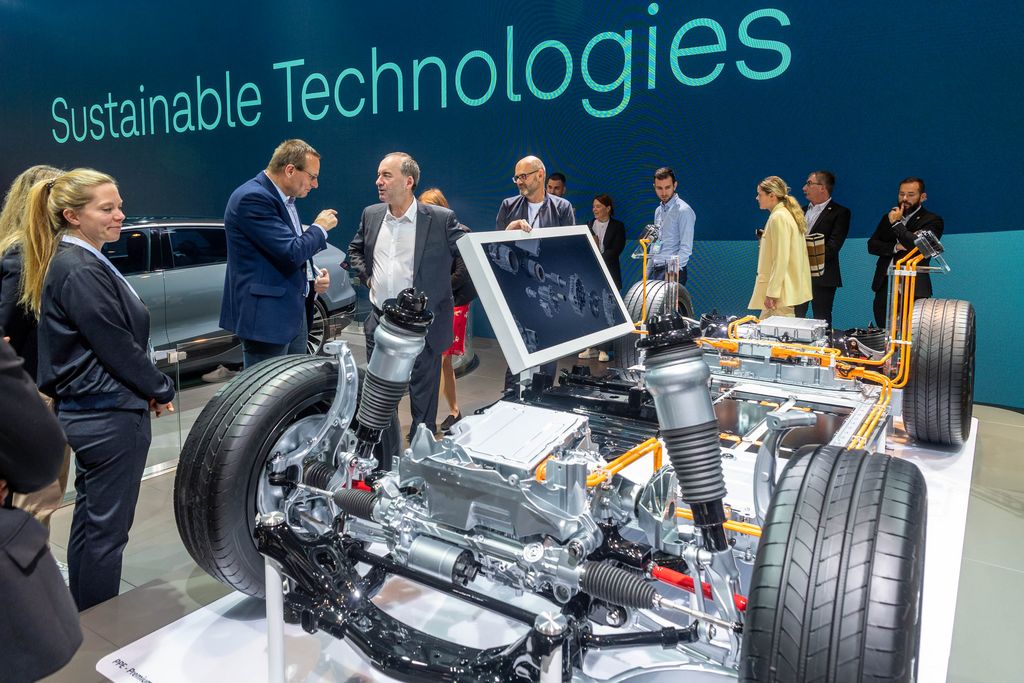 Bayerns Wirtschaftsminister Hubert Aiwanger besucht die IAA MOBILITY 2023.