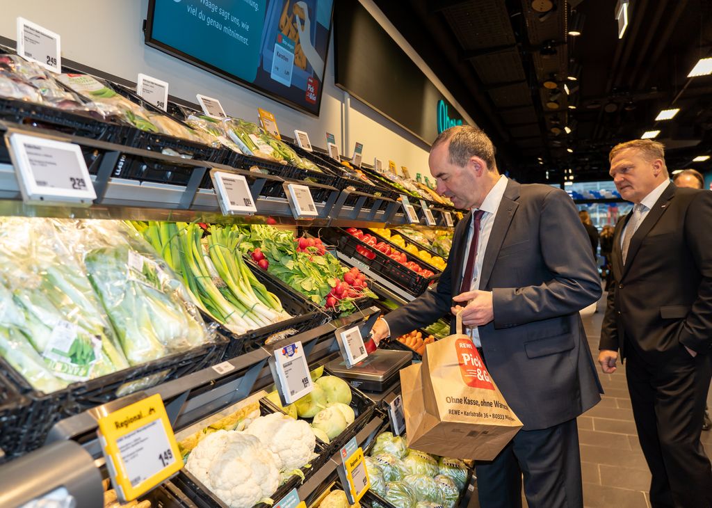 Nach dem Wiegen von Obst und Gemüse durch den Kunden verbucht die Pick&Go-App gleich das Gewicht und den zu zahlenden Betrag auf der digitalen Rechnung. (Foto: StMWi / E. Neureuther)