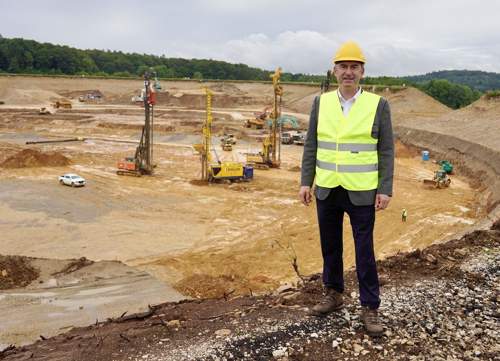 Wirtschaftsminister Hubert Aiwanger vor der Baustelle in Happurg. Foto: StMWi