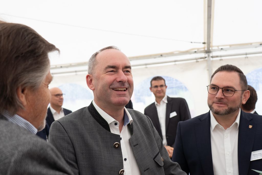 Hubert Aiwanger beim Spatenstich (Foto: StMWi)