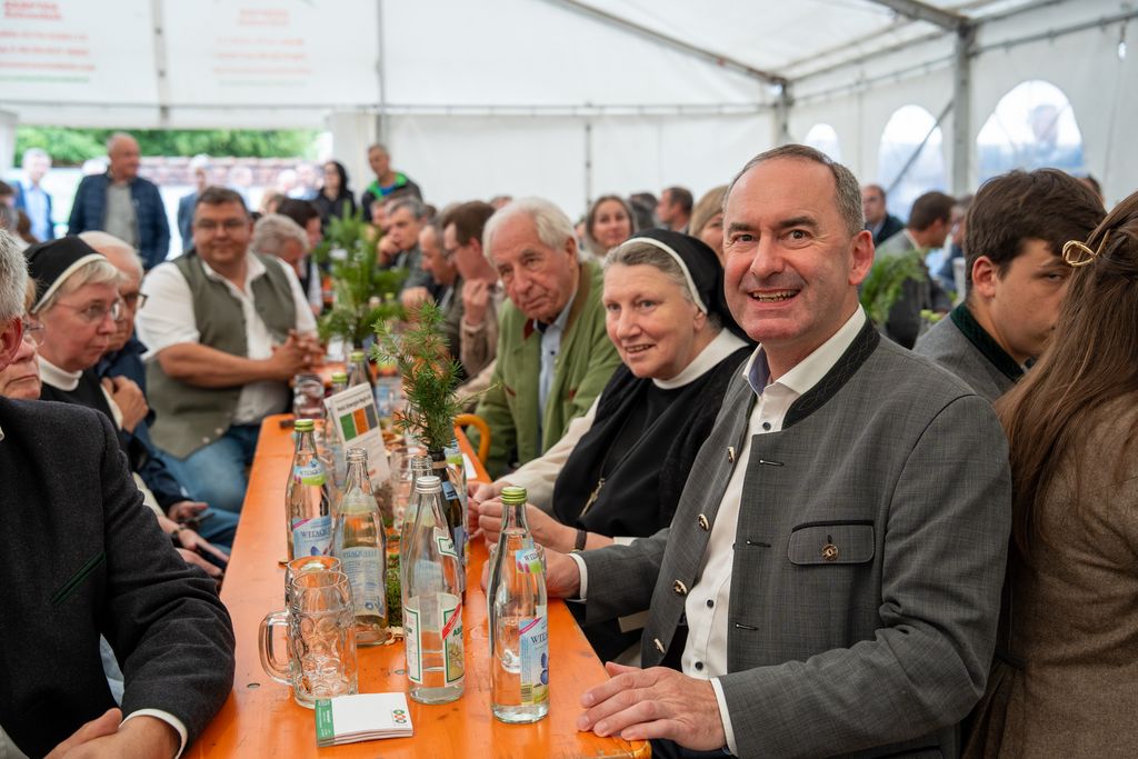 Bayerns Energieminister Hubert Aiwanger auf der 10-Jahres-Feier der Holz Energie Regio AG, neben Äbtissin Mutter Gertrud. Das Kloster Oberschönhausen profitiert von der Nahwärmeversorgung.
Foto: StMWi
