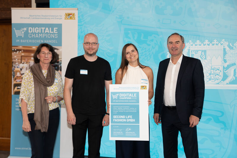 Die Second Life Fashion GmbH aus Neustadt an der Waldnaab in der Oberpfalz hat ein digitales Warenwirtschafts- und Prozessmanagementsystem für Second-Hand-Artikel eingeführt. Dafür hat das Unternehmen die Auszeichnung als "Digitaler Champion im Handel" erhalten. Foto: StMWi/Bastian Brummer