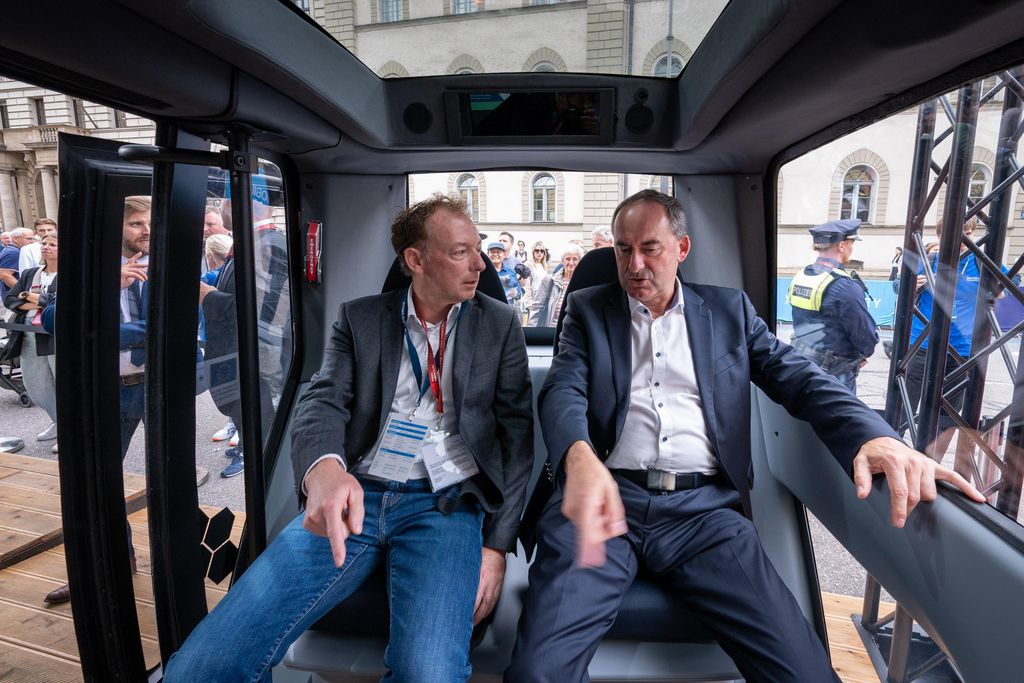 Bayerns Wirtschaftsminister Hubert Aiwanger besucht den IAA Open Space in München.