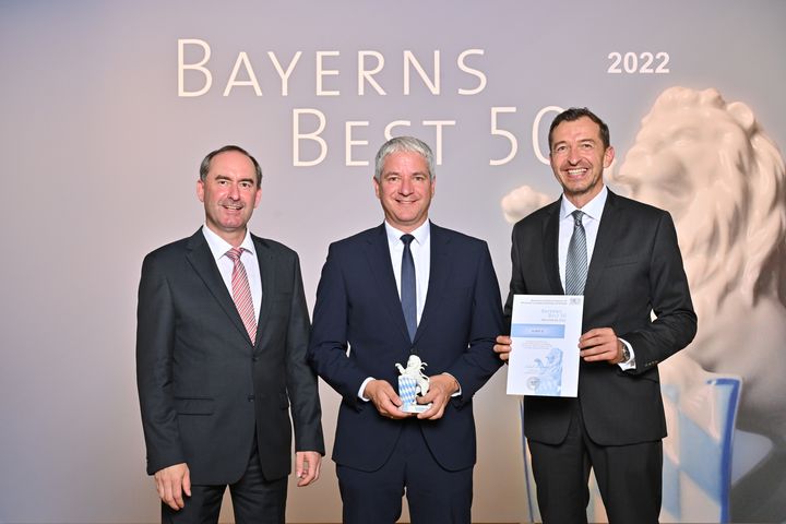 Bayerns Wirtschaftsminister Hubert Aiwanger (links) übergibt die Auszeichnung "Bayerns Best 50" an die Huber SE.