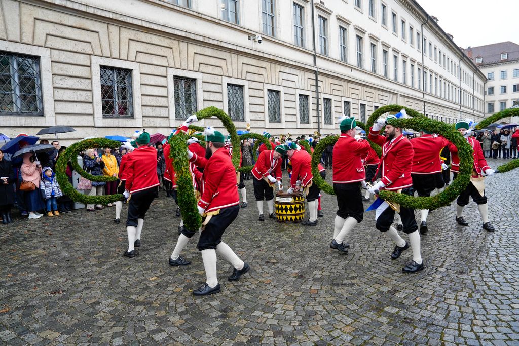 Der Bayerische Wirtschaftsminister Hubert Aiwanger begrüßt die Original Münchner Schäfflertanzgruppe. 