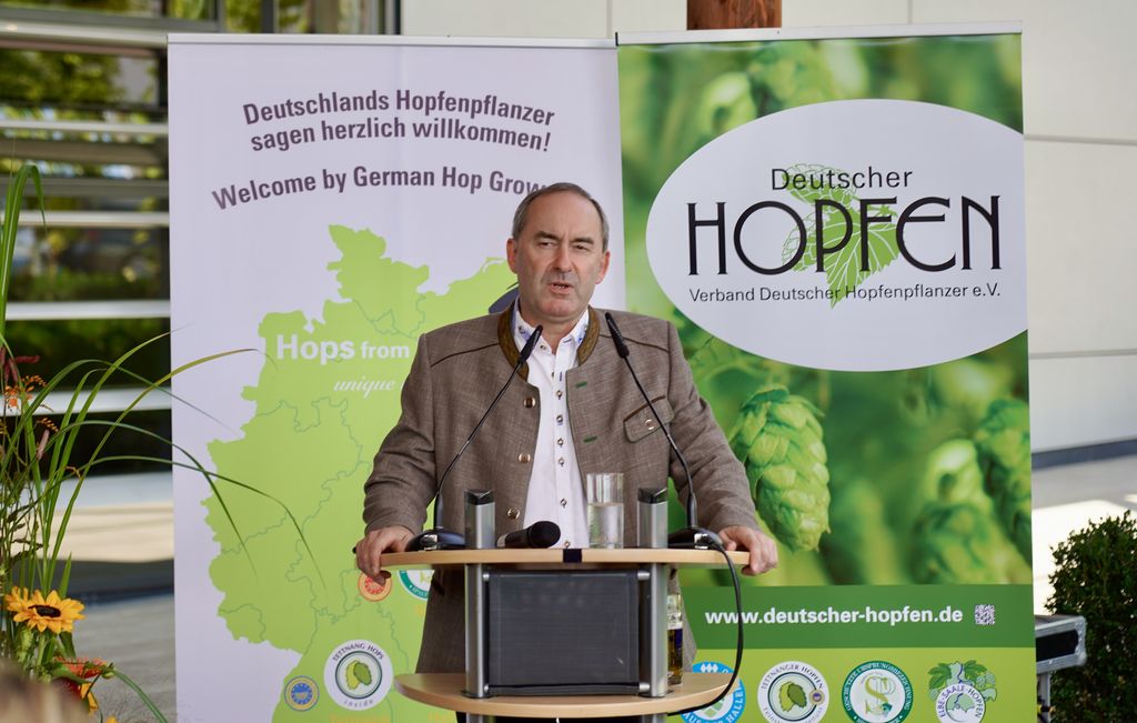 Wirtschaftsminister Hubert Aiwanger bei seiner Rede in Wolnzach. Foto: StMWi