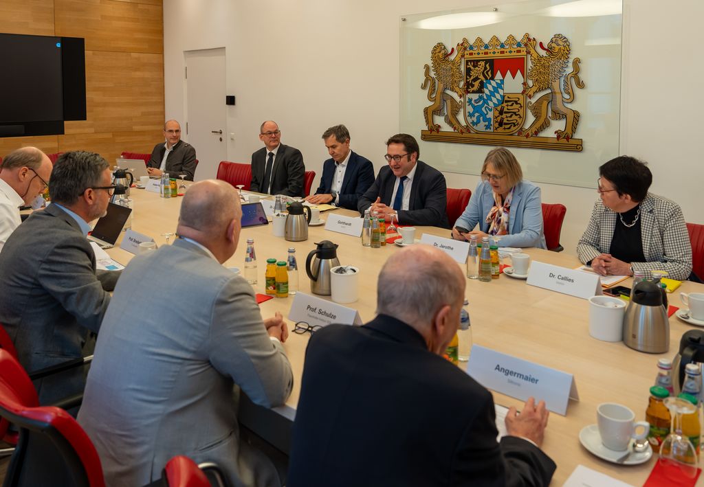 Der "Runde Tisch Ausbildung Mikroelektronik" im Wirtschaftsministerium (Foto: StMWi/E. Neureuther)