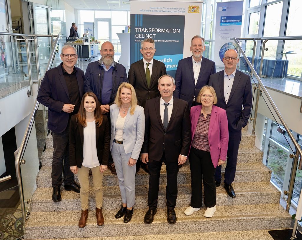 Hintere Reihe von links: MdL Zöller, Bernd Schötterl (stellv. Landrat Landkreis Miltenberg), Dr. Johannes Huber (Geschäftsführer Industrie Center Obernburg), Torsten Bahl (Geschäftsführer Fripa Papierfabrik), Dr. Andreas Freundt (Hauptgeschäftsführer IHK Aschaffenburg). 
Vordere Reihe von links: Marianne Hock-Döpgen (Geschäftsführerin Digitales Gründerzentrum Aschaffenburg), Dr. Heike Wenzel (IHK-Präsidentin und Geschäftsführerin von WENZEL Messtechnik), Staatsminister Hubert Aiwanger, Dr. Sabine Jarothe (Amtschefin des Bayerischen Staatsministeriums für Wirtschaft, Landesentwicklung und Energie). 
Foto: StMWi