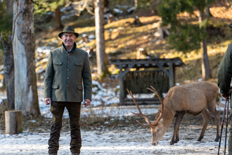Bayerns Wirtschafts- und Jagdminister Hubert Aiwanger hat die Rotwildfütterung "Sunken" des Forstbetriebs Oberammergau der Bayerischen Staatsforsten in Griesen bei Garmisch-Partenkirchen besucht. Foto: StMWi/E. Neureuther