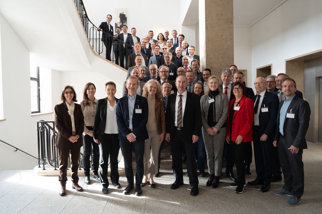 Teilnehmer des Runden Tischs Raumfahrt (Foto: StMWi)