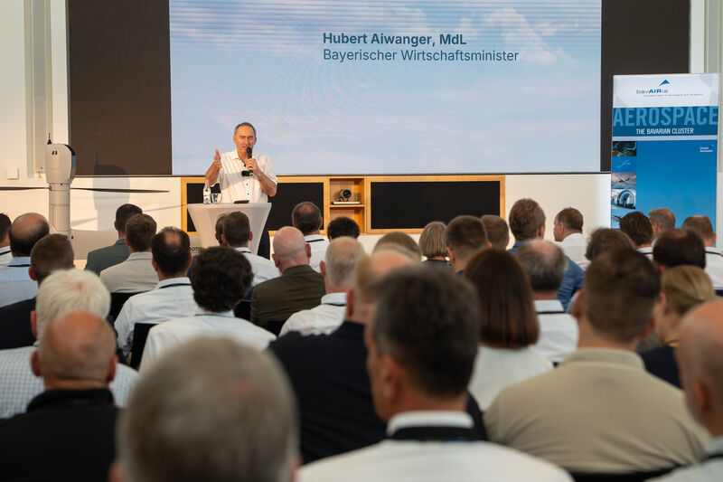 Bayerns Wirtschaftsminister Hubert Aiwanger hat heute in Donauwörth über den Schutz von Unternehmen vor Drohnengefahren diskutiert. 120 Vertreter aus Wirtschaft, kritischen Infrastrukturen und Sicherheitsbehörden tauschten sich bei Airbus Helicopters über das Thema aus. Foto: StMWi/Bastian Brummer