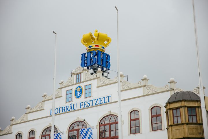 Wer genau hinschaut, kann direkt unter dem bekannten Hofbräu-Logo zwei Antennen entdecken.