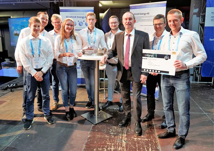 Bayerns Wirtschaftsminister mit dem Sieger Start-up blueFlux Energy. Quelle: StMWi