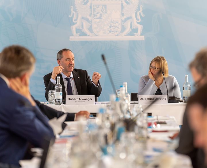Wirtschafts- und Energieminister Hubert Aiwanger und Amtschefin Dr. Sabine Jarothe führten durch die Sitzung des Bayerischen Energiebeirats.     Foto: © StMWi/E. Neureuther