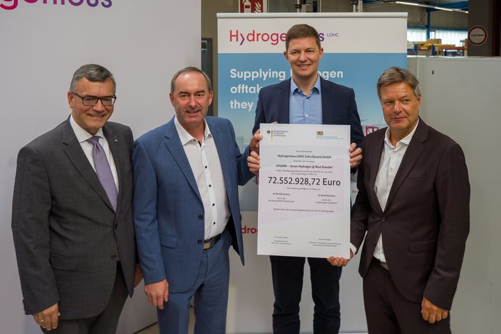 Bayerns Wirtschaftsminister Hubert Aiwanger übergibt die Förderurkunde gemeinsam mit Bundeswirtschaftsminister Robert Habeck und Bayerns Staatsminister für Bundesangelegenheiten und Medien, Florian Herrmann, an den Geschäftsführer der Hydrogenious GmbH, Daniel Teichmann.
Foto: StMWi/B.Brummer