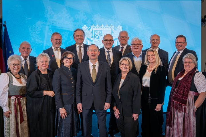 Bayerns Wirtschaftsminister Hubert Aiwanger verleiht die Staatsmedaille für besondere Verdienste um die bayerische Wirtschaft.