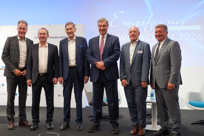 Nahmen am Empfang der niederbayerischen Wirtschaft teil: Alexander Schreiner (v. l.), Hauptgeschäftsführer der IHK Niederbayern, Bayerns Wirtschaftsminister Hubert Aiwanger, Dr. Georg Haber, Präsident der HWK Niederbayern-Oberpfalz, Ministerpräsident Markus Söder, Thomas Leebmann, Präsident der IHK Niederbayern und Christian Bernreiter, Staatsminister für Wohnen, Bau und Verkehr.
Foto: StMWi/ K. Huber