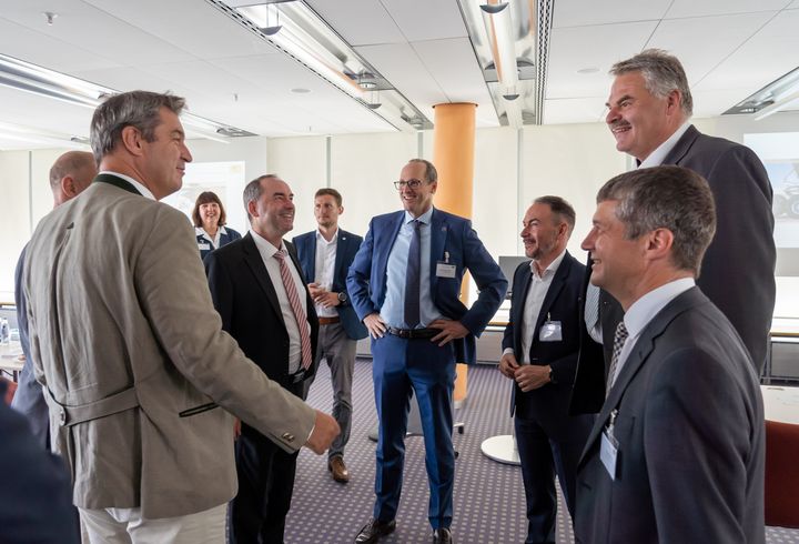 Bayerns Wirtschaftsminister Hubert Aiwanger bei der Konferenz am Flughafen München. Quelle: StMWi/E. Neureuther