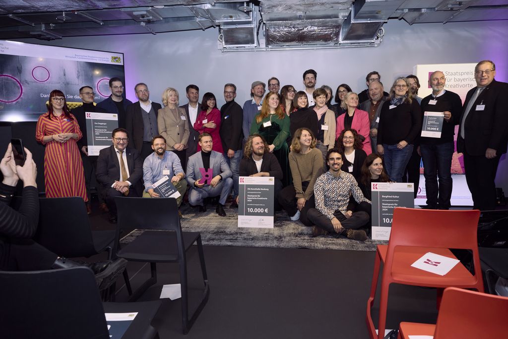Tobias Gotthardt, Staatssekretär im Bayerischen Staatsministerium für Wirtschaft, Landesentwicklung und Energie, verleiht den Staatspreis für bayerische Kreativorte.